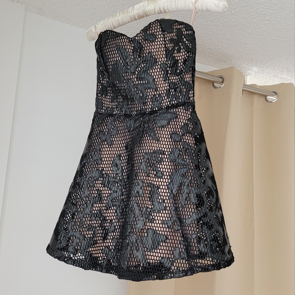 Gourgeous Black Guess Strapless Sweetheart Neckline Skater Dress - Picture 5 of 7